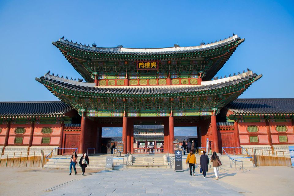 Gerbang Gwanghwamun di Istana Gyeongbokgung, Seoul, di bawah langit biru